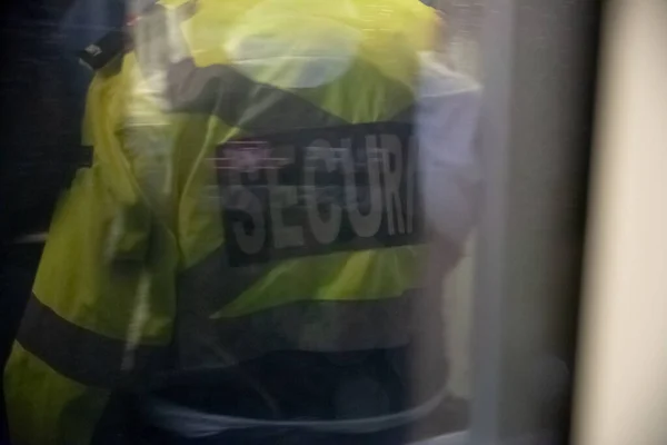 Guardia Seguridad Pie Dentro Edificio Comercial Cerca Ventana Que Refleja — Foto de Stock