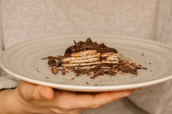 男人拿着一块巧克力和饼干蛋糕 自制的蛋糕 — 图库照片