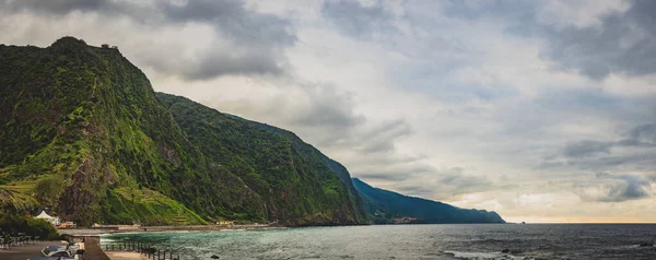 Scogliere Montagne Boscose Sulla Costa Mare — Foto Stock