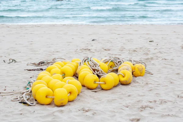 砂の上に黄色のブイの閉鎖ショット — ストック写真