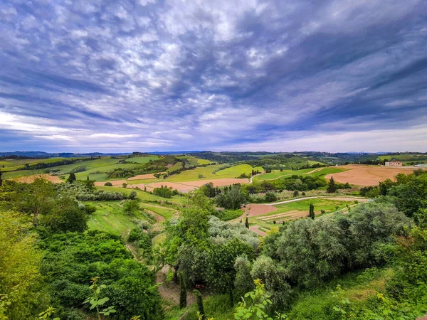 Piękna Sceneria Zachmurzonego Błękitnego Nieba Nad Wzgórzami Peccioli Toscana — Zdjęcie stockowe
