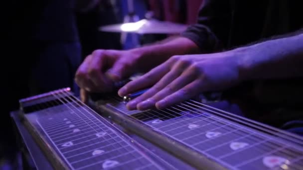 Foco Superficial Músico Masculino Tocando Una Guitarra Acero Pedal — Vídeos de Stock