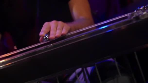 Enfoque Superficial Músico Masculino Tocando Una Guitarra Acero Pedal — Vídeo de stock