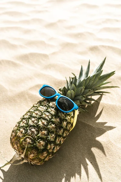Забавное Фото Ананаса Солнечных Очках Лежащего Песчаном Пляже — стоковое фото
