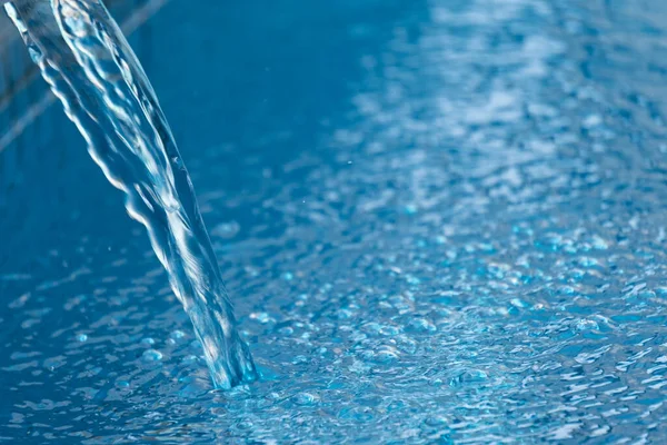 Eine Nahaufnahme Von Blau Spritzendem Wasser — Stockfoto