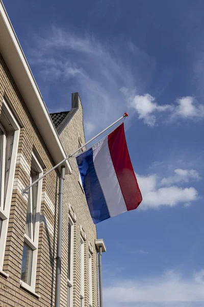 Marco Vertical Bandera Nacional Holandesa Colgando Fachada Exterior Edificio Moderno —  Fotos de Stock