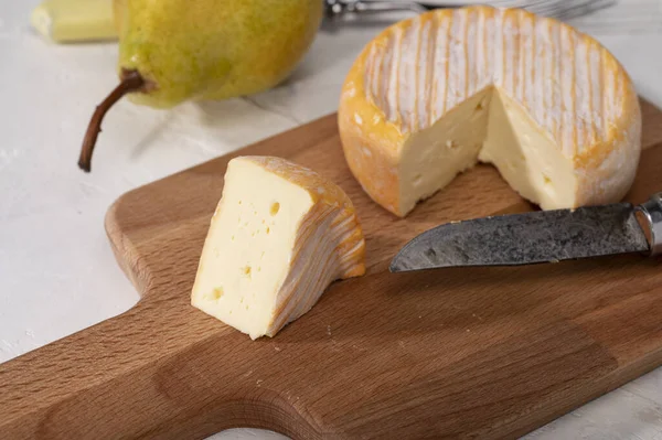 Primo Piano Rotolo Brie Cheese Affettato Una Tavola Legno — Foto Stock