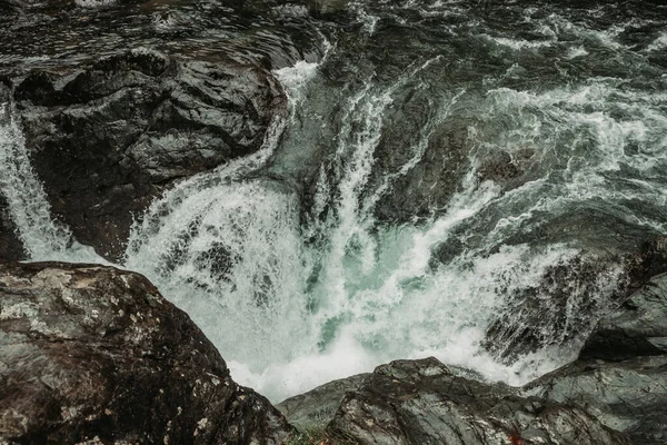 Ein Fluss Fließt Auf Felsigem Land — Stockfoto