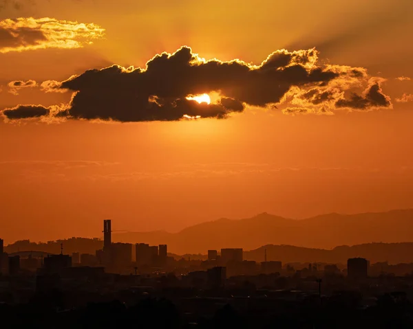 Beautiful Scenery Bright Sunlight Passing Clouds City — Stock Photo, Image