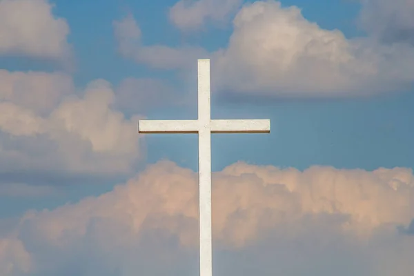 Gros Plan Une Grande Croix Ciel Bleu Nuageux Arrière Plan — Photo