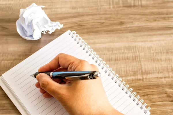 Eine Hochwinkelaufnahme Einer Frau Die Ihre Idee Ein Notizbuch Schreibt — Stockfoto