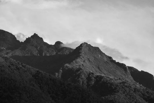Ένα Γκρι Πλάνο Από Βραχώδη Βουνά Κάτω Από Έναν Φωτεινό — Φωτογραφία Αρχείου
