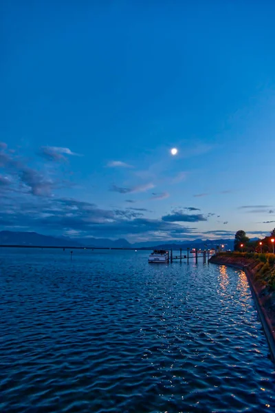 Disparo Vertical Del Lago Bodensee Ciudad Lindau Alemania Atardecer —  Fotos de Stock