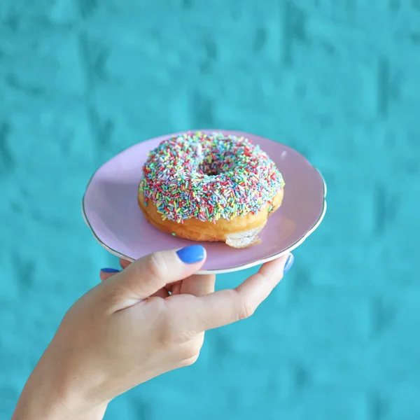 Close Uma Pessoa Segurando Prato Com Donut Contra Fundo Turquesa — Fotografia de Stock