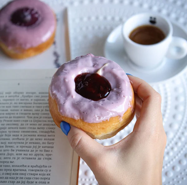 Close Uma Pessoa Segurando Donut Com Livro Café Fundo Turvo — Fotografia de Stock