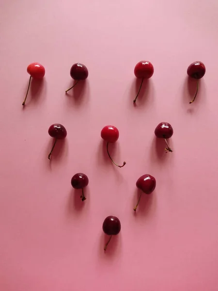 Uma Foto Aérea Cerejas Fundo Isolado Rosa — Fotografia de Stock