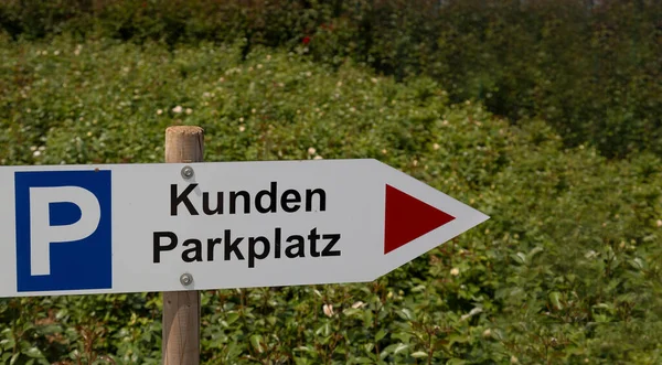 Tysk Riktningsskylt Till Kund Parkeringsplats Framför Slätt Med Grönt Marktäcke — Stockfoto