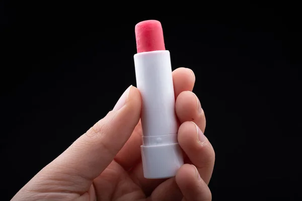 Een Close Shot Van Rode Lippenstift Bij Hand — Stockfoto