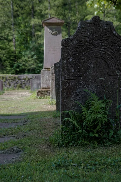 Pion Starego Wietrznego Nagrobka Pokrytego Porostem Cmentarzu — Zdjęcie stockowe