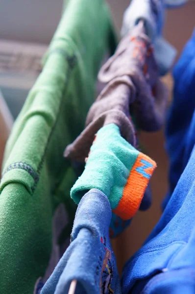 Вариация Детской Одежды Висящей Сушилке — стоковое фото