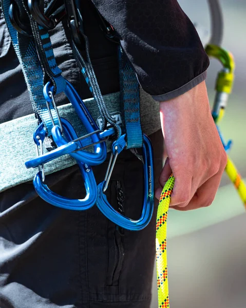 Primo Piano Verticale Una Cintura Arrampicatori Con Ganci — Foto Stock