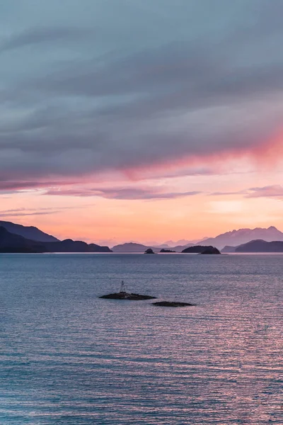海の上のカラフルな夕日の美しいショット — ストック写真