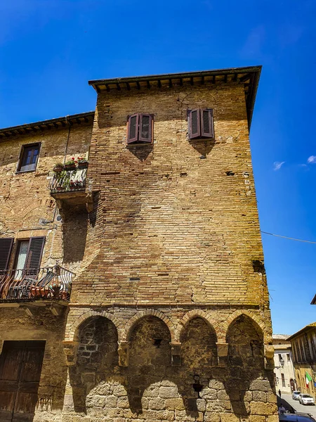 Vertikal Bild Gammal Tegelbyggnad Med Balkong Blå Himmel San Gimignano — Stockfoto