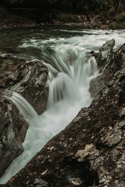 Dlouhé Vystavení Řeky Tekoucí Skalnaté Zemi — Stock fotografie