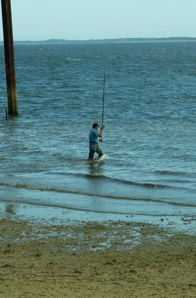 Homme Pêche Près Rivage Une Chaude Soirée Ensoleillée Sur Plage — Photo