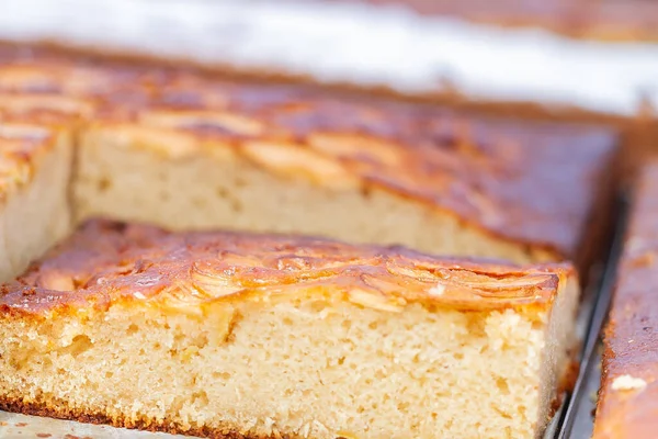 Une Mise Point Sélective Gâteau Éponge Maison Avec Des Morceaux — Photo