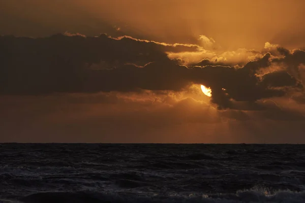 Eine Faszinierende Landschaft Eines Meeres Bei Sonnenuntergang — Stockfoto