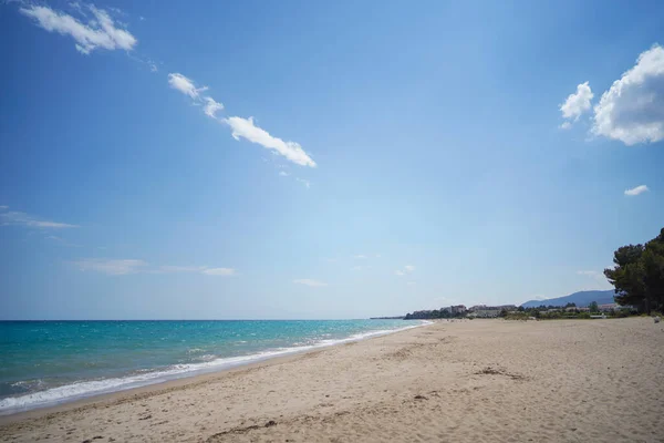 Uma Praia Areia Branca Vazia Sob Céu Azul Claro — Fotografia de Stock