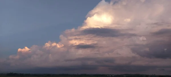 Драматичне Хмарне Небо Над Полем — стокове фото