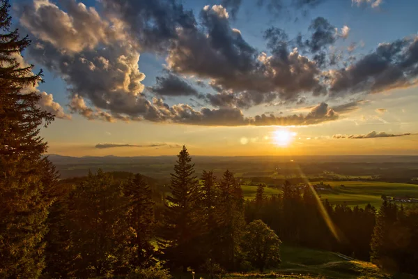 Nahaufnahme Eines Wunderschönen Sonnenuntergangs Über Den Wäldern Von Auerberg Allgau — Stockfoto