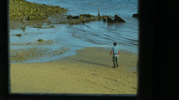 Homem Caminhando Uma Praia Areia Uma Noite Ensolarada Praia Setúbal — Fotografia de Stock