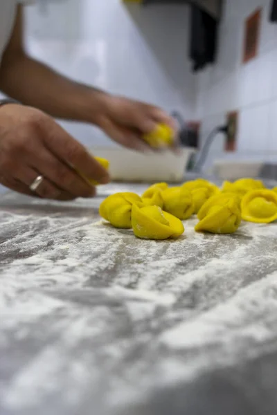 Preparación Tortellini Caseros Rellenos Ricotta Espinacas — Foto de Stock