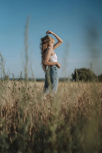 밭에서 머리를 가지고 아름다운 스페인 소녀의 — 스톡 사진