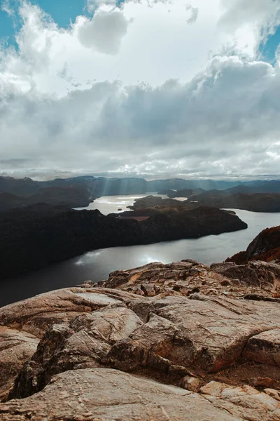 Een Prachtig Shot Van Bewolkte Lucht Boven Een Rivier — Stockfoto