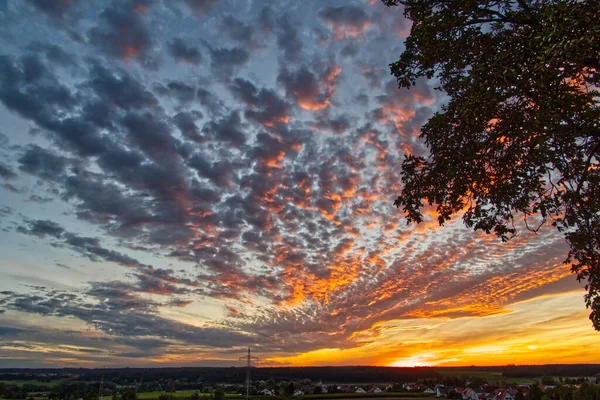 Nahaufnahme Einer Faszinierenden Skyline Mit Wolken Bei Sonnenuntergang — Stockfoto