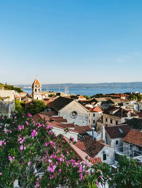 克罗地亚Omis海滨小镇的古老艺术美景 夏天美丽的蓝色阿拉伯海岸 — 图库照片