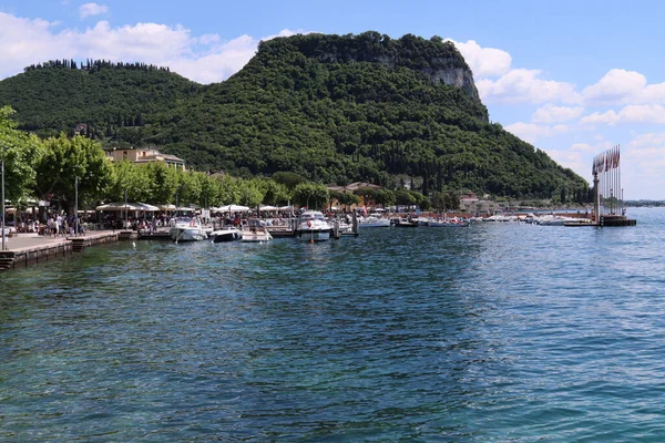 Naturalny Widok Górski Krajobraz Jeziora Garda Veronam Włochy — Zdjęcie stockowe