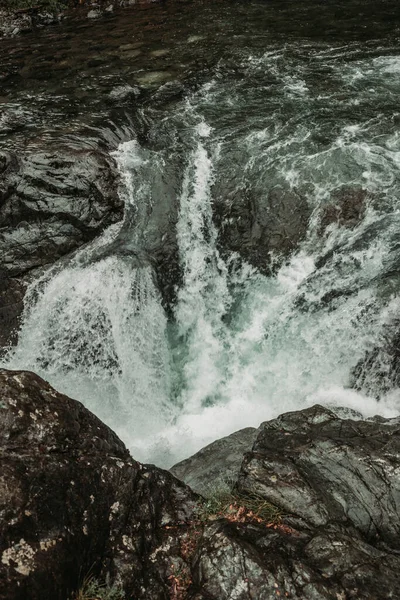 岩だらけの土地を流れる川の垂直ショット — ストック写真