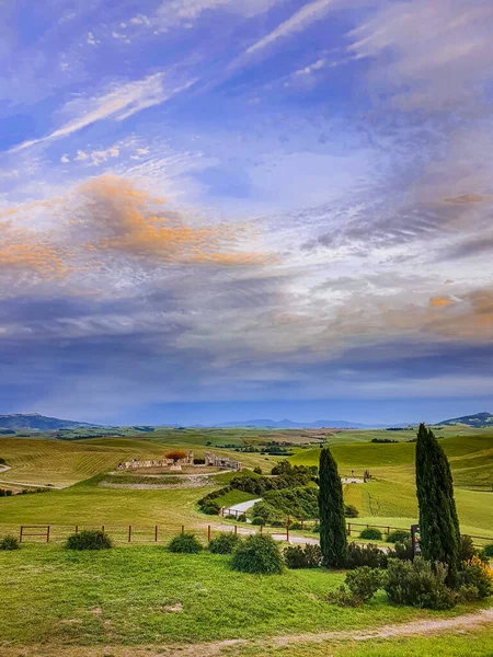 Vertical Shot Unpaved Road Green Field Peccioli Tuscany Dramatic Sky — Fotografia de Stock