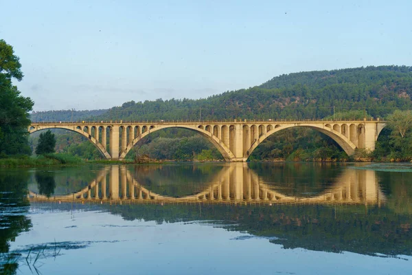 Klenutý Most Přes Řeku — Stock fotografie