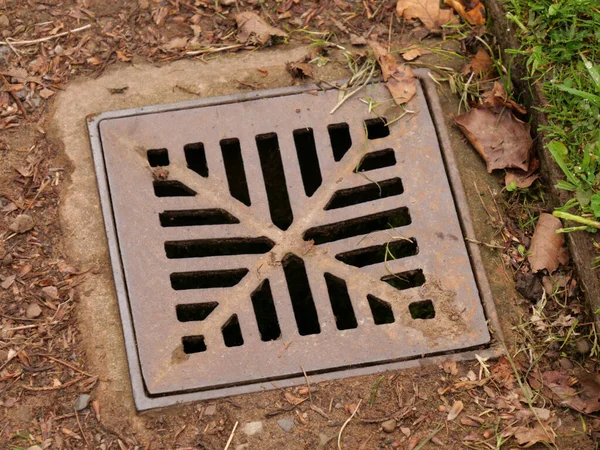 Une Vieille Grille Égout Métallique Rouillée — Photo