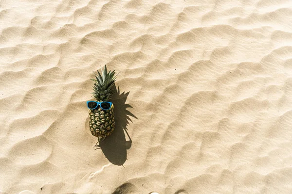 Забавное Фото Ананаса Солнцезащитными Очками Лежащего Песчаном Пляже Местом Текста — стоковое фото