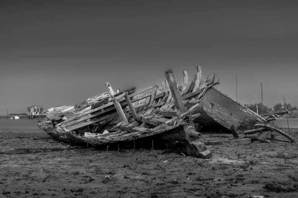 Een Grijswaarden Opname Van Ravages Van Een Houten Boot Het — Stockfoto