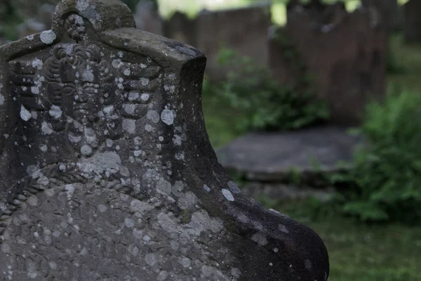 Primo Piano Una Vecchia Lapide Intemperie Ricoperta Licheni Nel Cimitero — Foto Stock