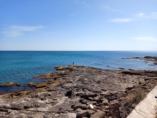 Uma Vista Natural Costa Rochosa Sob Céu Azul Claro Durante — Fotografia de Stock