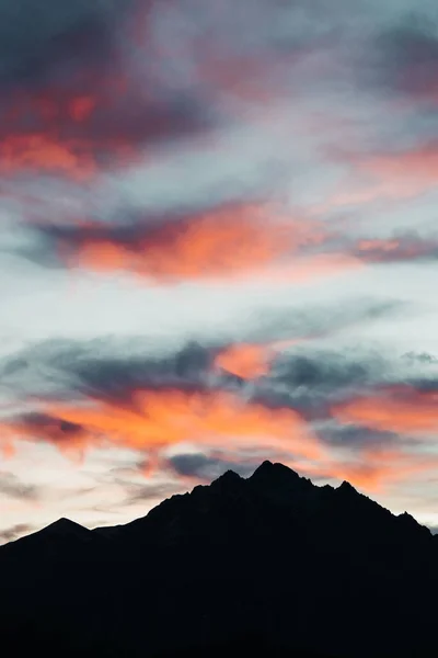 Una Toma Vertical Colorida Puesta Sol Sobre Las Montañas — Foto de Stock